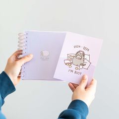 Agenda 11meses día/pág M mult 24-25 Pusheen