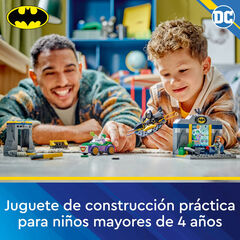 LEGO® Super Herois Batcova amb Batman™, Batgirl™ i The Joker™ 76272