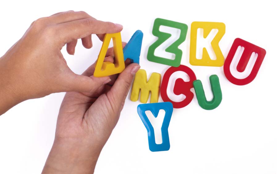 Letras del abecedario con plastilina para niños